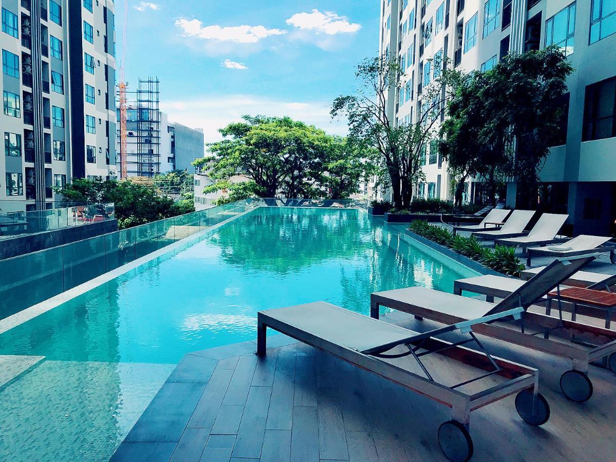 The Base Seaview Holiday Inn Pattaya Exterior photo