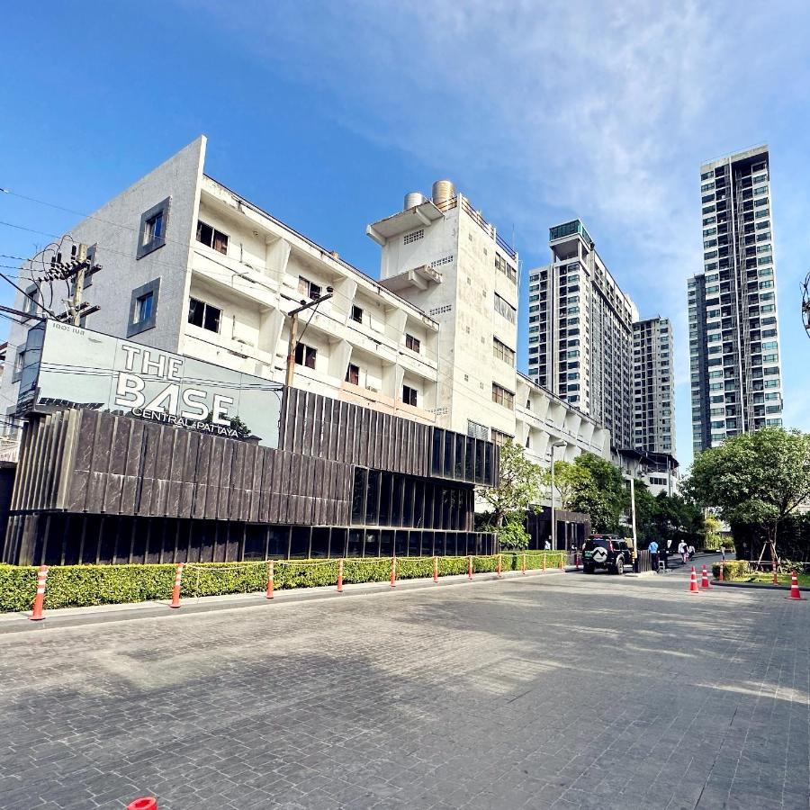 The Base Seaview Holiday Inn Pattaya Exterior photo